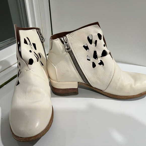 AS98 Ivory CutOut Ankle Boots 38/8 - Picture 14 of 16